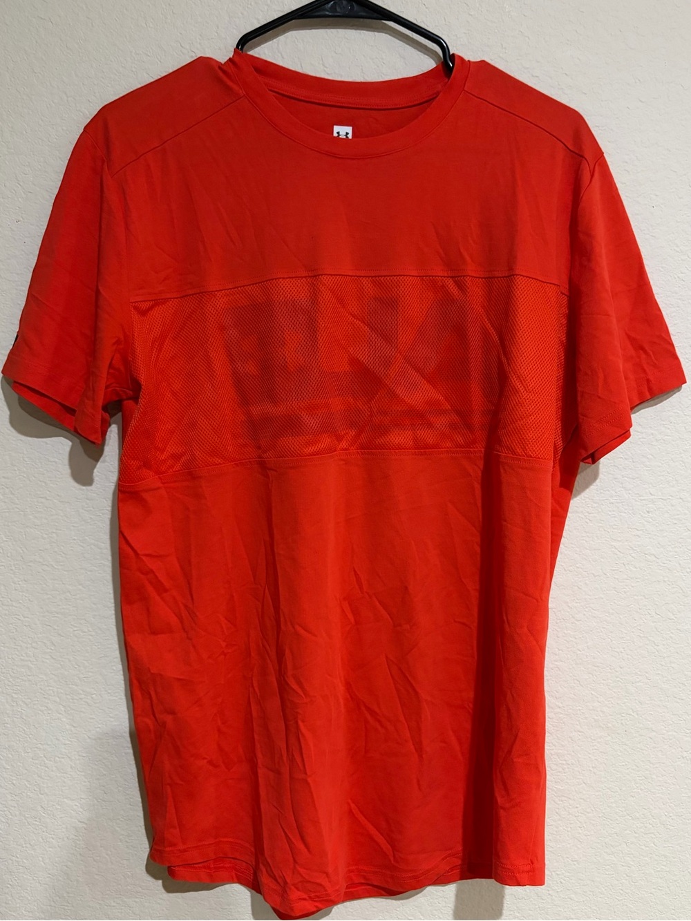 Under Armour Athletic Shirt Mens Medium Red Mesh Short Sleeve Training Tee